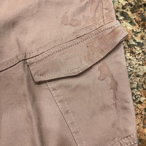 Sovereign Size L State Casual Cargo Shorts with Elastic Waistband. Has marks - Picture 2 of 6